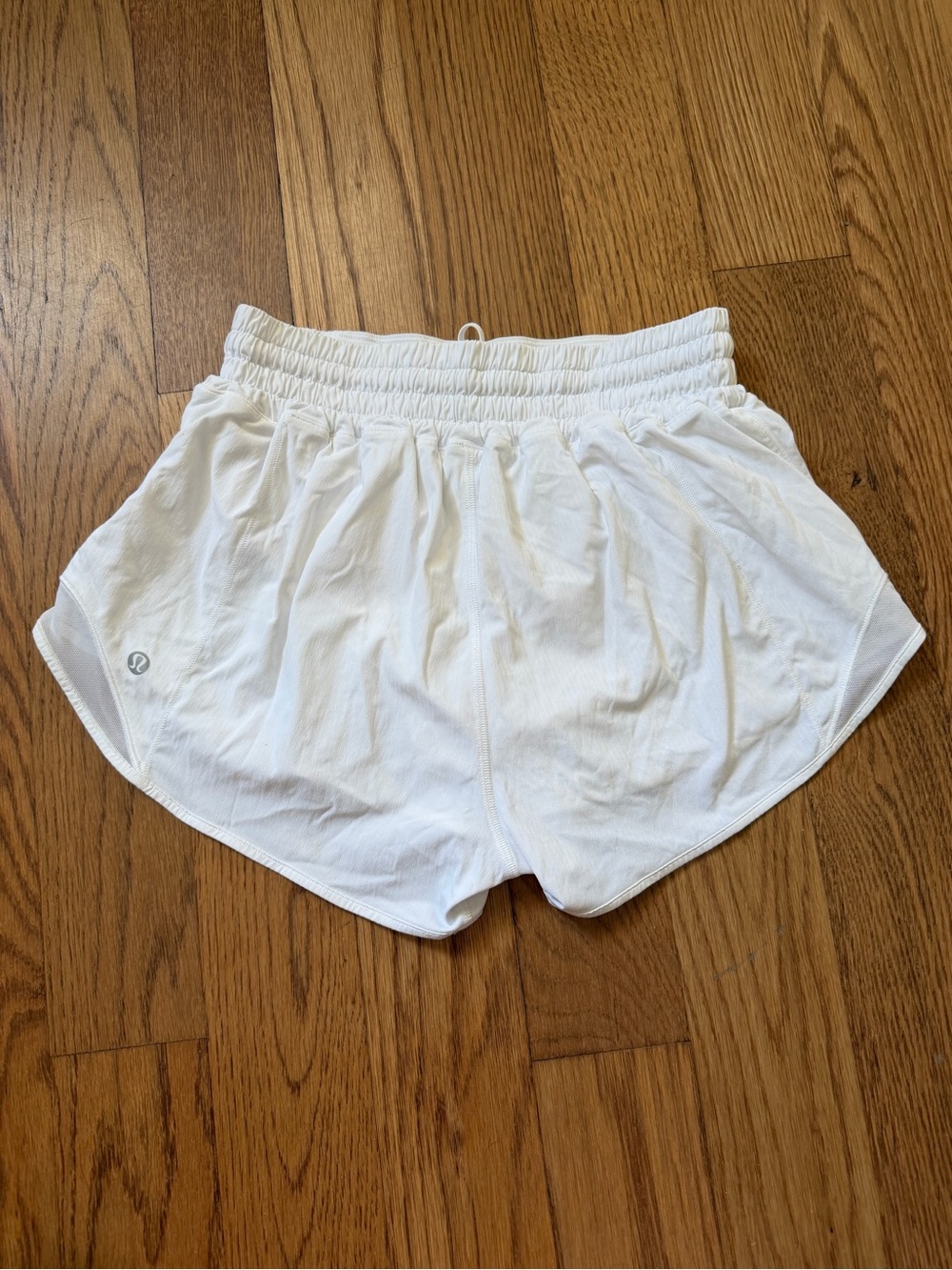 lululemon white Hotty Hot High-Rise Lined Short 2.5" Sz 4!!